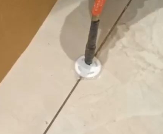 巴马瓷砖空鼓维修公司专业解答瓷砖在铺贴过程中，如果没有涂抹均匀到位的粘结材料（如水泥砂浆或瓷砖胶），可能会导致以下问题