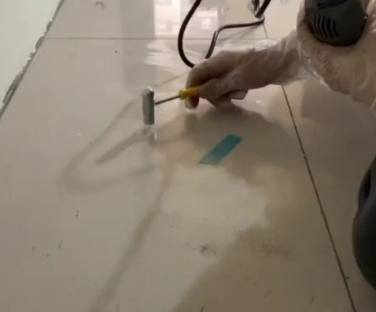 巴马瓷砖开裂维修公司专业分享瓷砖在铺贴前如果没有沥干水分，将会导致以下问题